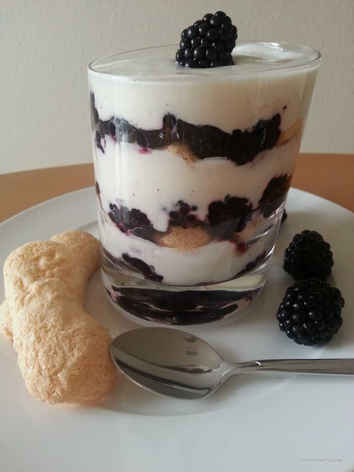 Brombeer-Quark-Schichtdessert