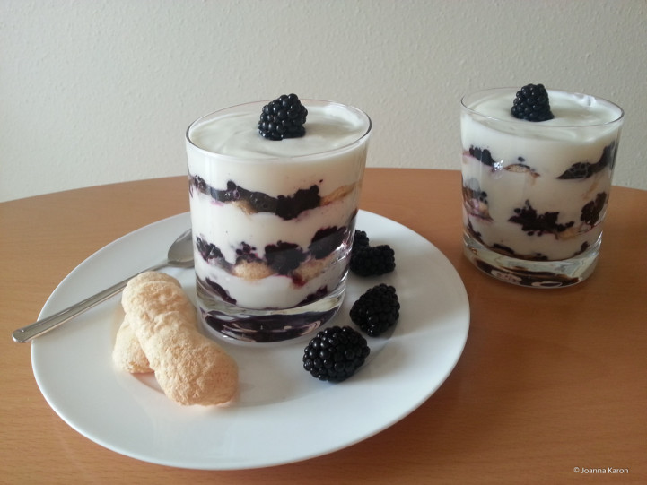 Brombeer-Quark-Schichtdessert