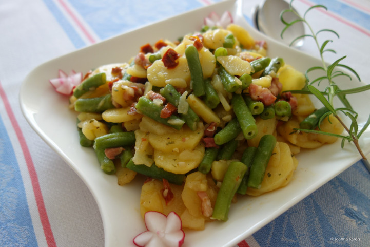 Kartoffelsalat mit Bohnen und Speck 