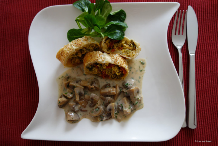 Wirsingstrudel mit Champignons-Steinpilz-Soße