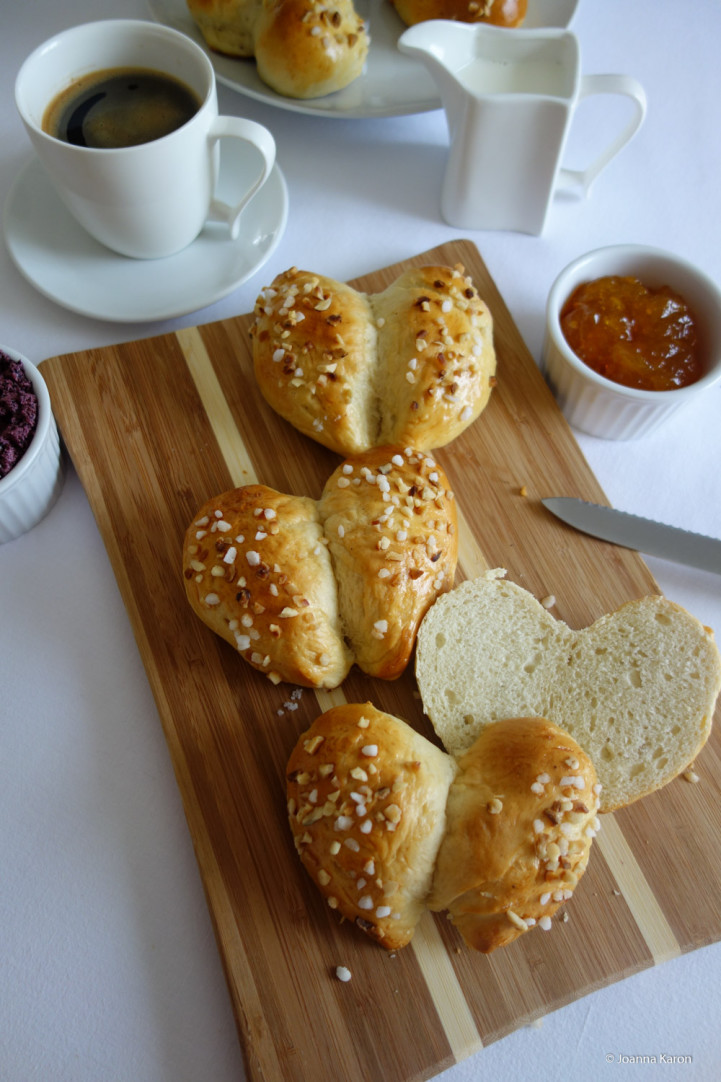 Hefeteigherzen mit Tonkabohne und Heidelbeerbutter