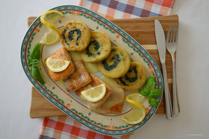 Kartoffel-Spinat-Schnecken Lachs Zitronensoße