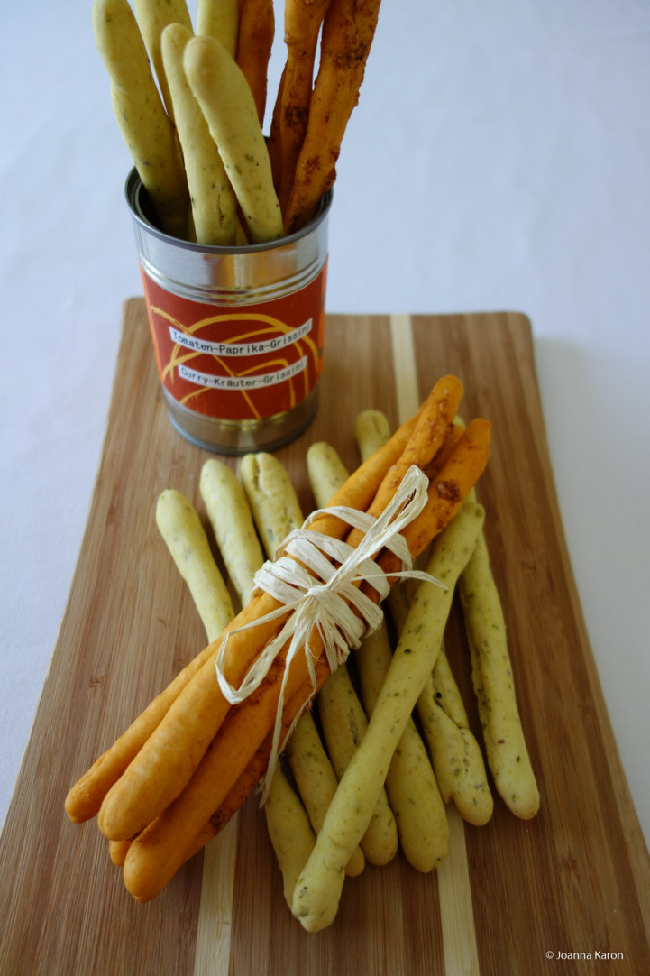 Tomaten-Paprika-Grissini und Curry-Kräuter-Grissini