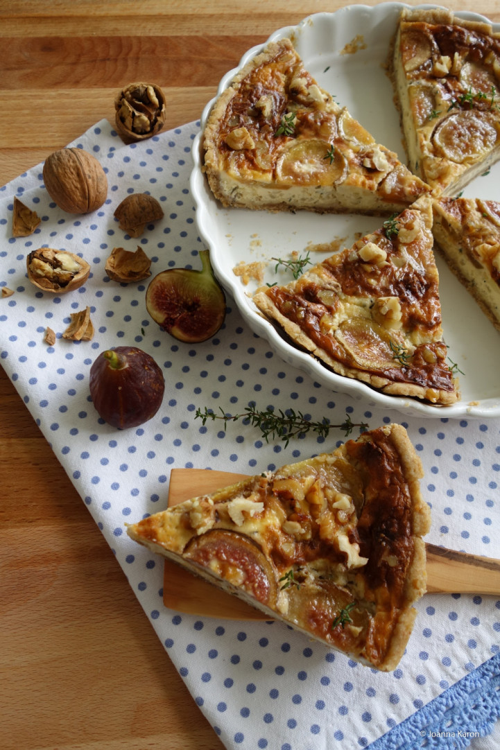 Herbstliche Zwiebeltarte mit Blauschimmelkäse, Feigen und Walnüssen