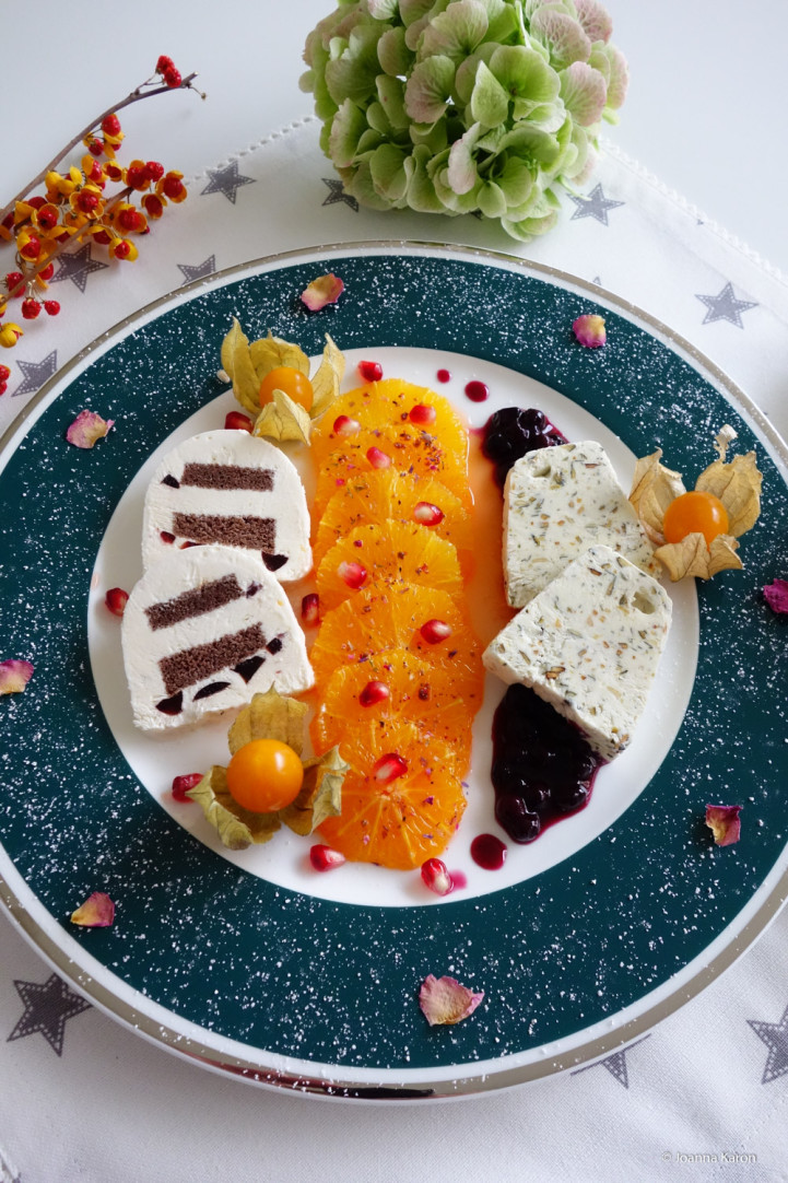 Kürbiskernparfait mit Tonkabohne auf Heidelbeeren und Orangen-Kuchen-Parfait mit Amarenakirschen auf Campari-Orangen