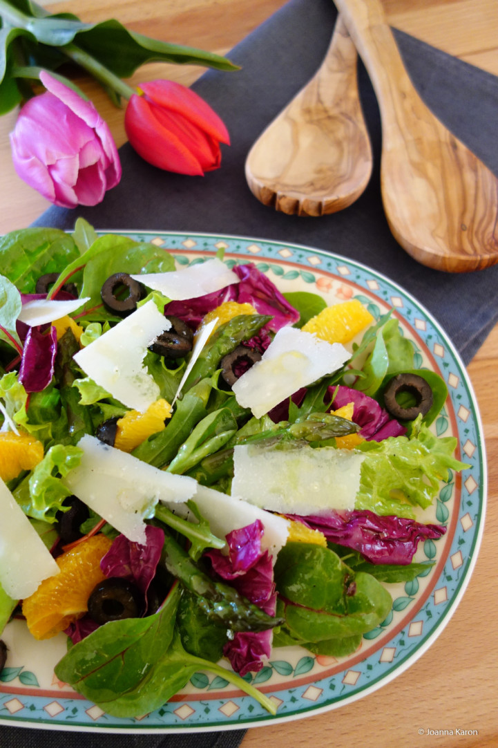 Grüner Spargel mit Parmesen auf Orangen-Oliven-Salat