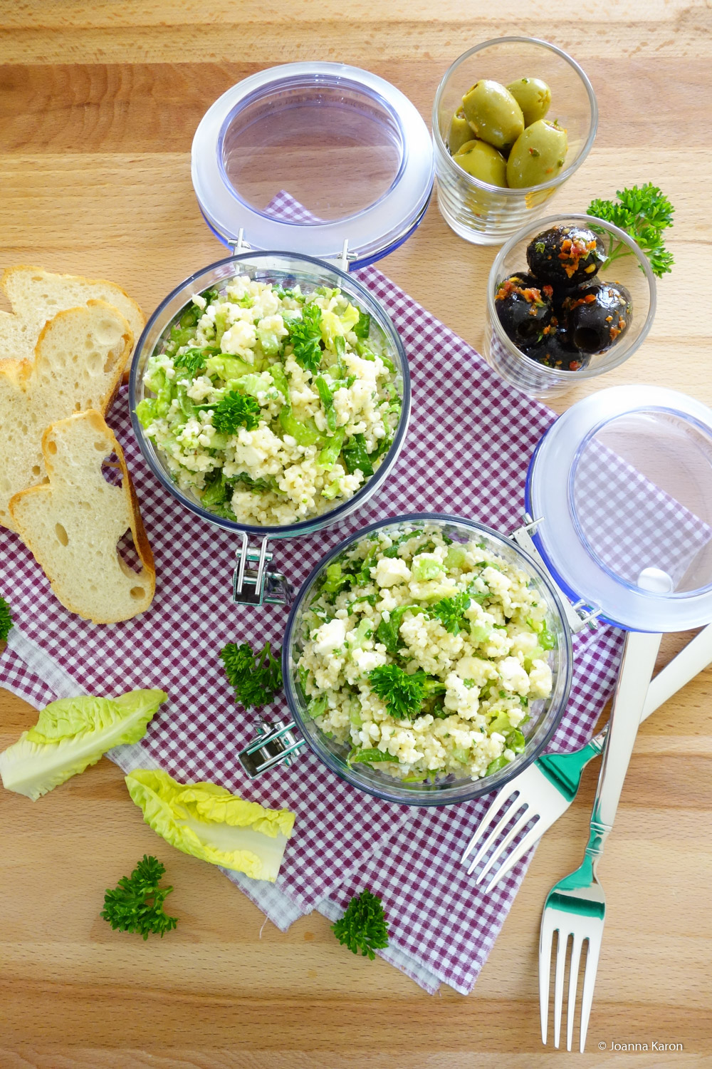 Bulgur-Salat mit Minze, Hüttenkäse, Feta und Pininekernen