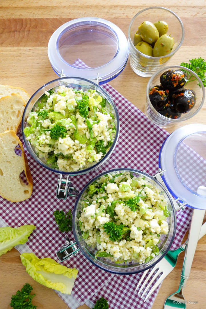 Bulgur-Salat mit Minze, Hüttenkäse, Feta und Pininekernen