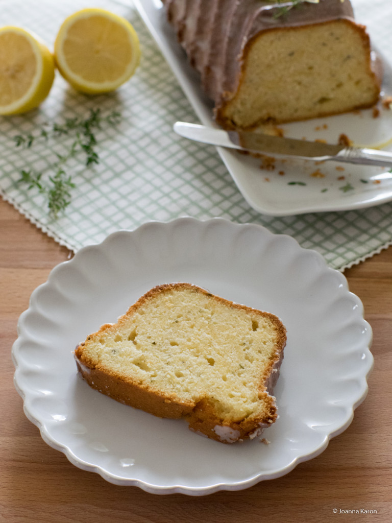 Zitronen-Ingwer-Kuchen mit Thymian und Rosmarin