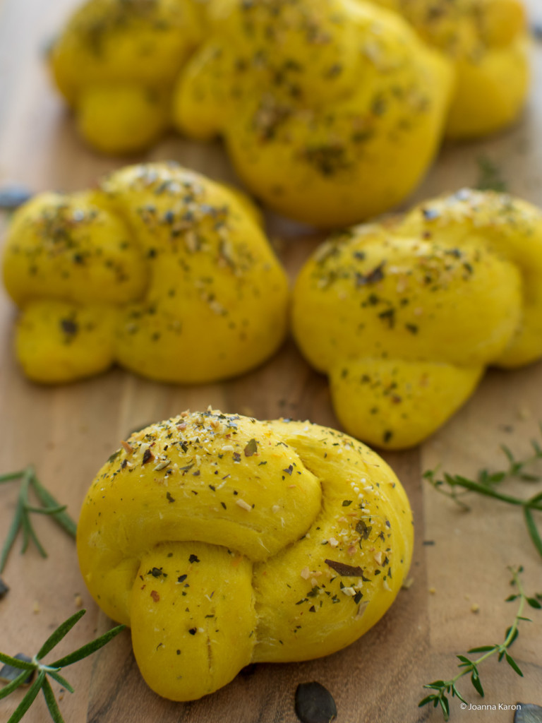 Kürbis-Hefe-Knoten mit Parmesan und Kräutern