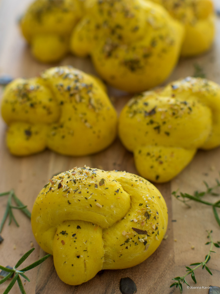 Kürbis-Hefe-Knoten mit Parmesan und Kräutern