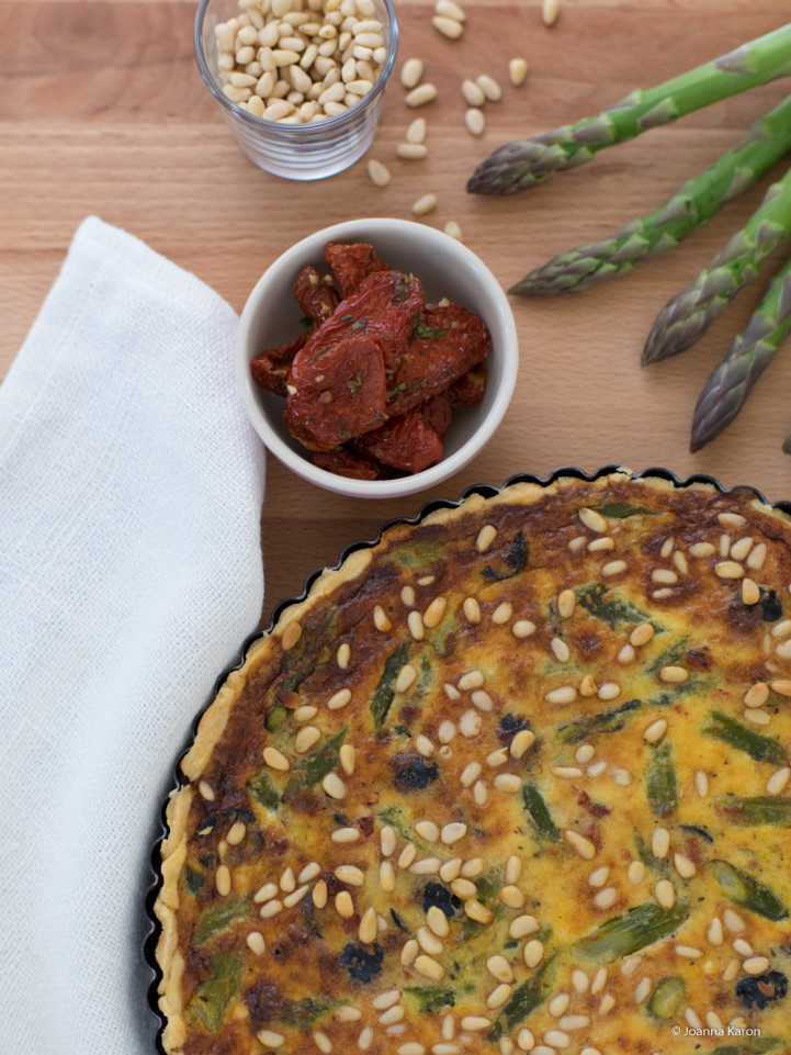 Spargeltarte mit Oliven und getrockneten Tomaten