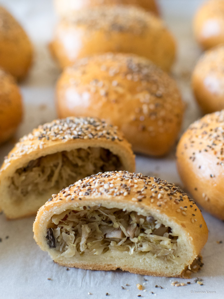 Herzhafte Brötchen mit Sauerkraut und Pilzen