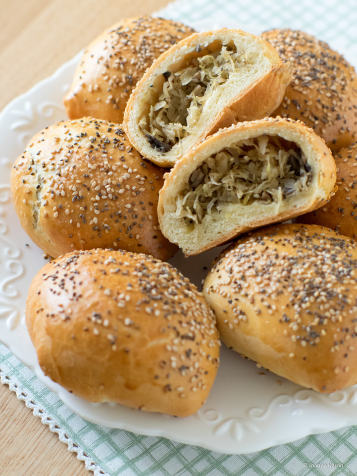 Herzhafte Brötchen mit Sauerkraut und Pilzen