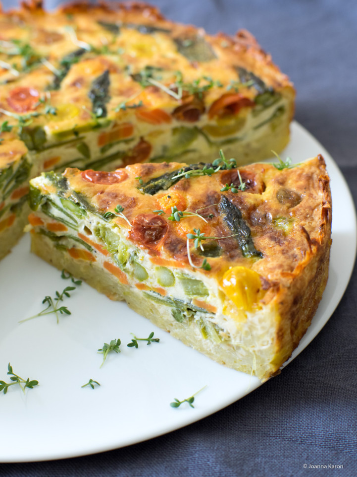 Kartoffelrösti-Quiche mit Frühlingsgemüse