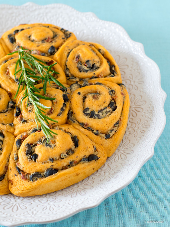 Pikante Schnecken mit Ricotta, Oliven, Knoblauch und getrocknete