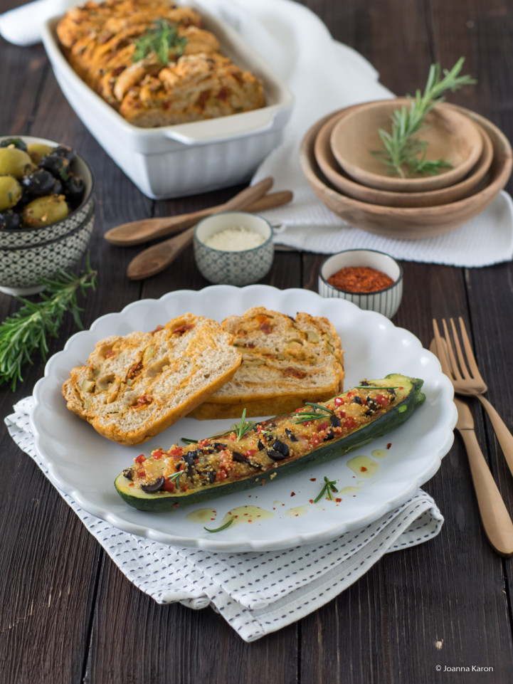 Gefüllte Zucchini mit Quinoa und Pesto-Oliven-Brot