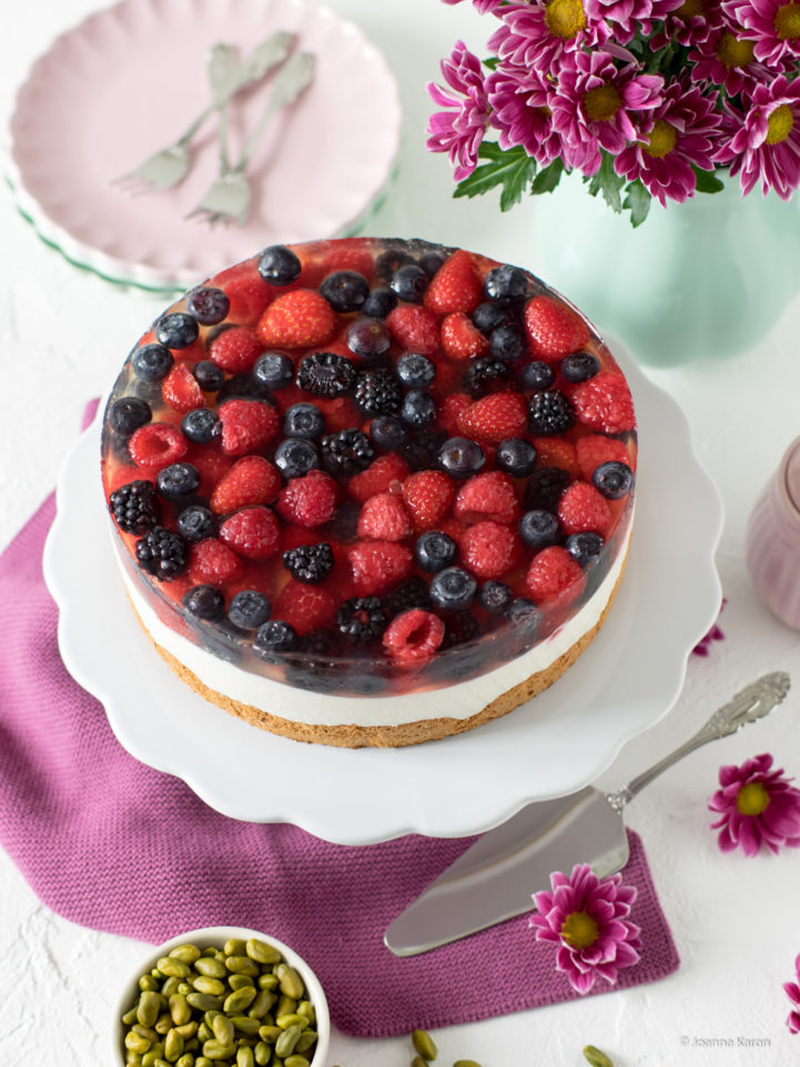 Beeren-Quarktorte mit Sektgelee und Pistazienbiskuit - Die ...
