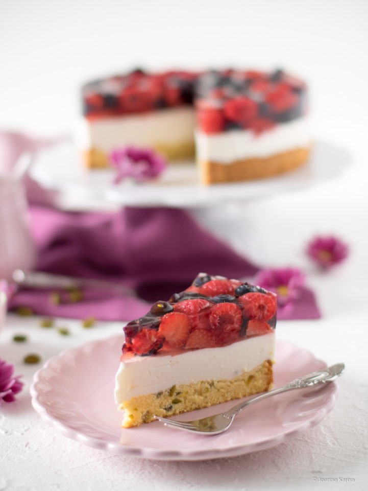 Beeren-Quarktorte mit Sektgelee und Pistazienbiskuit - Die ...